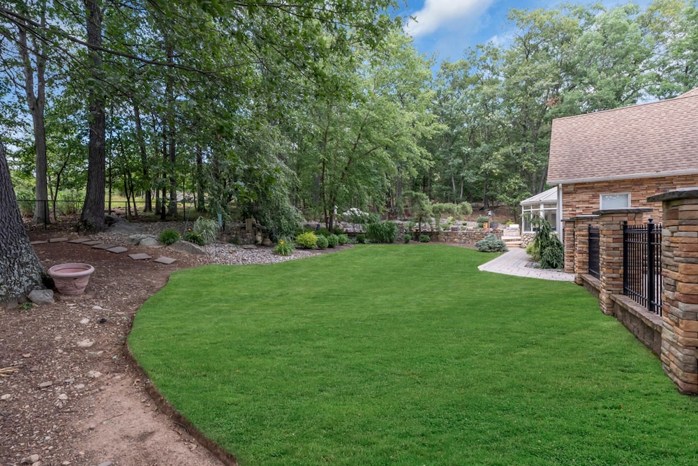 Cozy Family Retreat With Great Views and Game Room