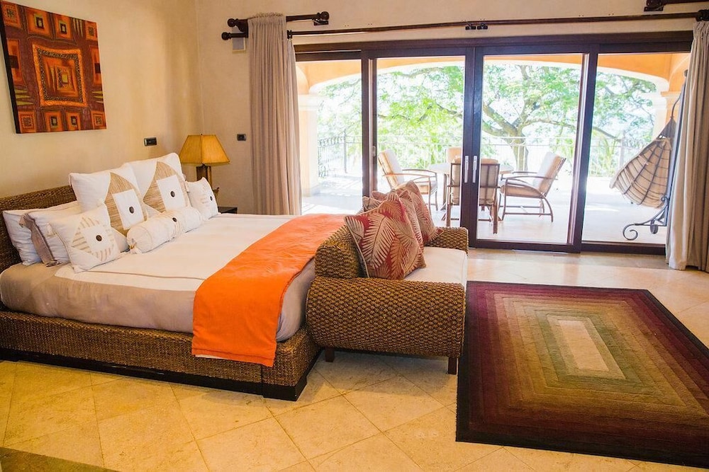 Luxurious Beachfront Mansion with a Stunning Infinity Pool in Playa Flamingo view 5