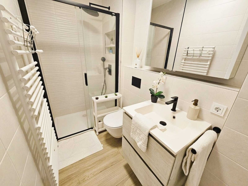 Central 2BR Flat w terrace&parking