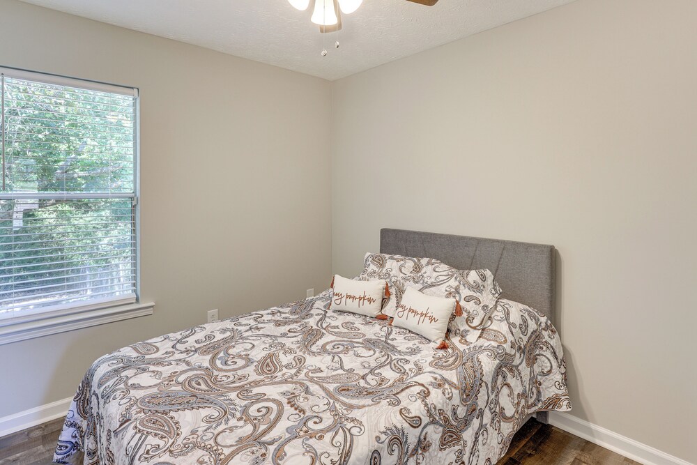 Centrally Located Prattville Home: 2 Mi to Dwtn