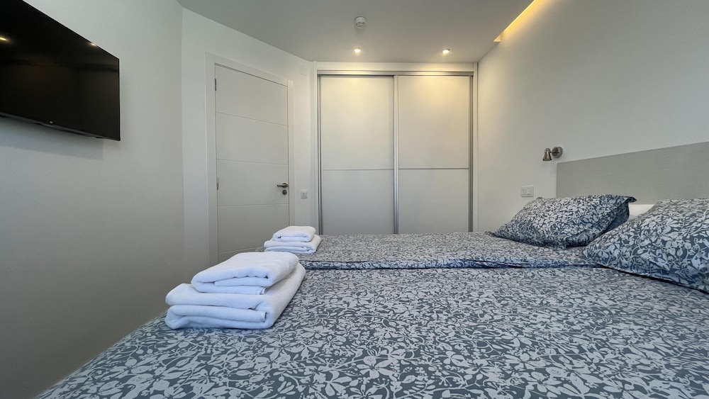 Renovated Apartment by the Beach and Yumbo Centre