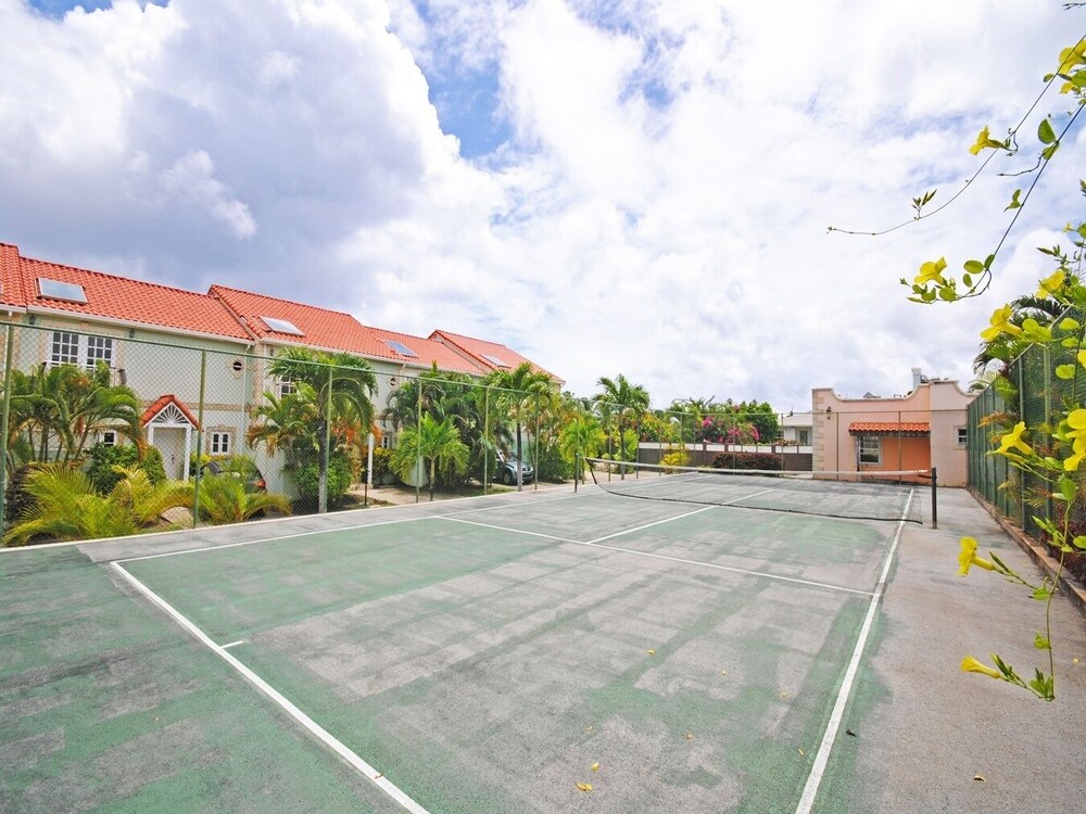 Relax Poolside At This Stylish Townhouse - Porters Gate 24 by BSL Rentals
