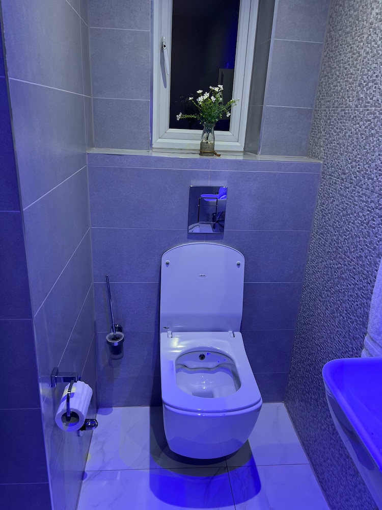 House - Sleeps 16, Parking, Pets Allowed & Jacuzzi