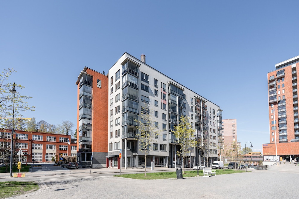 Modern 1BR Apt with Sauna, Balcony & Free Parking