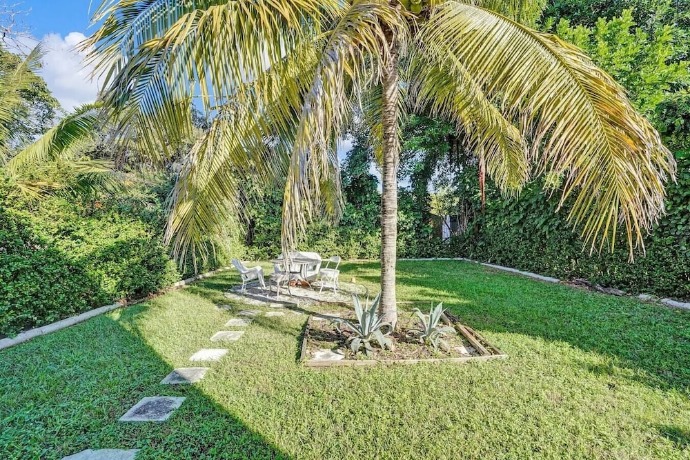 Biscayne Deluxe Unit, 2br/1bath, Free Parking, Garden & Bbq!
