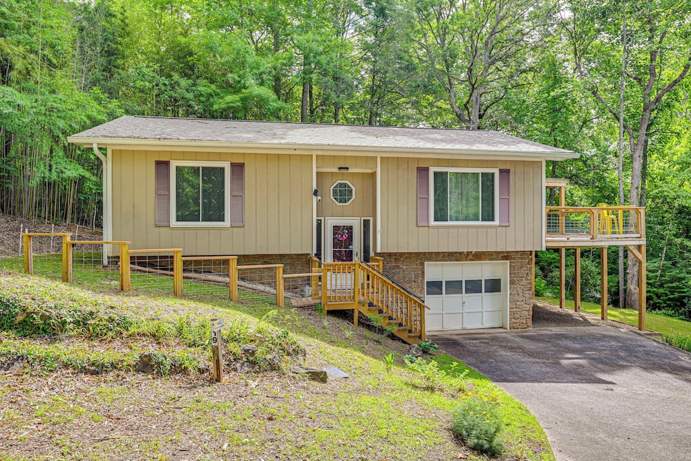 Renovated Franklin Home w/ Mountain-view Deck! view 3