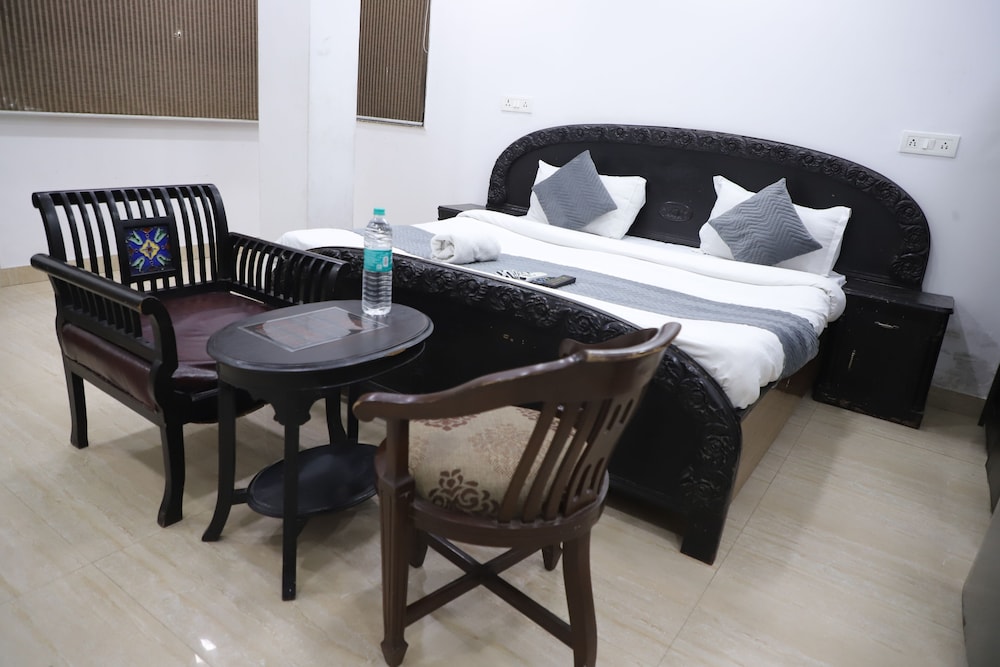 Mauryan Elite Hotel Lajpat Nager