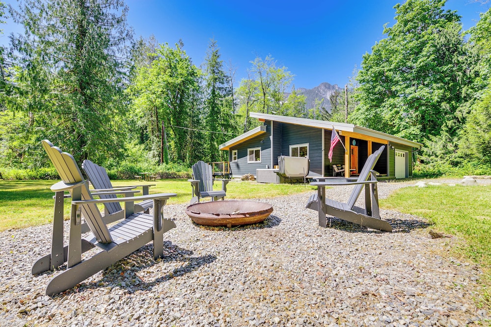 Deck, Hot Tub & Views: Sleek Getaway in Index!