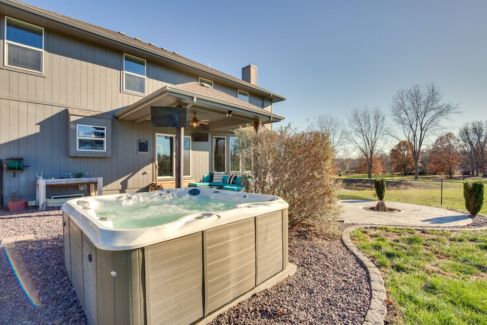 Kansas City Vacations - Luxe Missouri Getaway w/ Hot Tub  Fire Pit! - Property Image 1