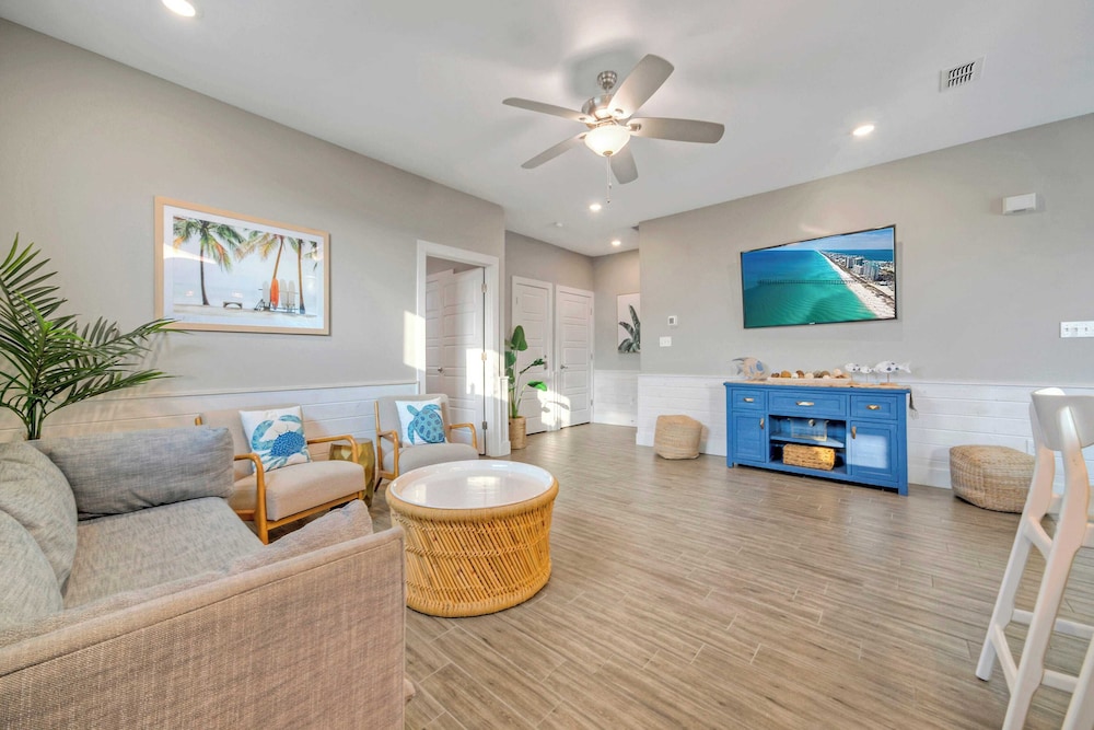 Saltwater Pool, Rooftop Deck w/ View, Near Beach The Blue Crab by Avantstay