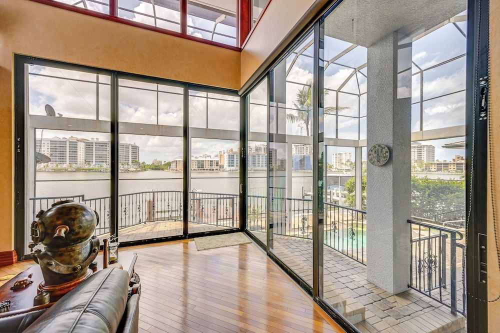 Waterfront Stunner: Effortless Elegance in Naples!