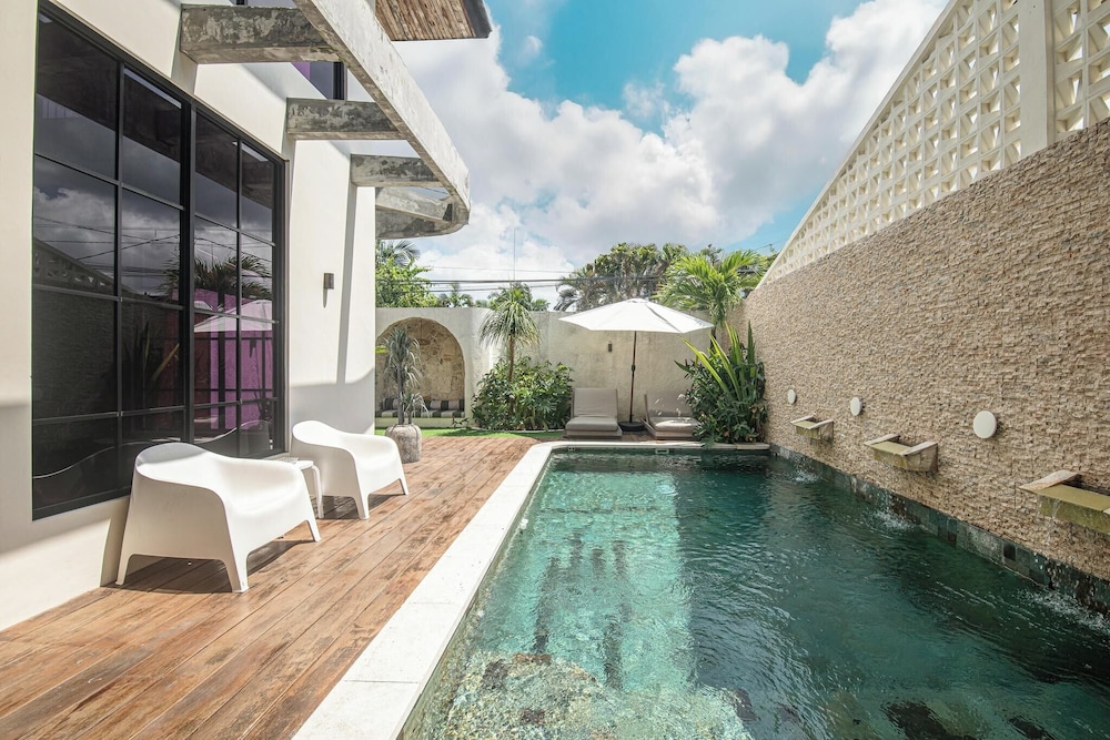 Chic 4-br Villa in Central Seminyak, Beach 5 Mins