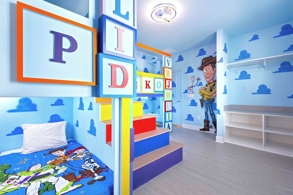 Magical 15-bedroom Villa Game Room, Theater & More!