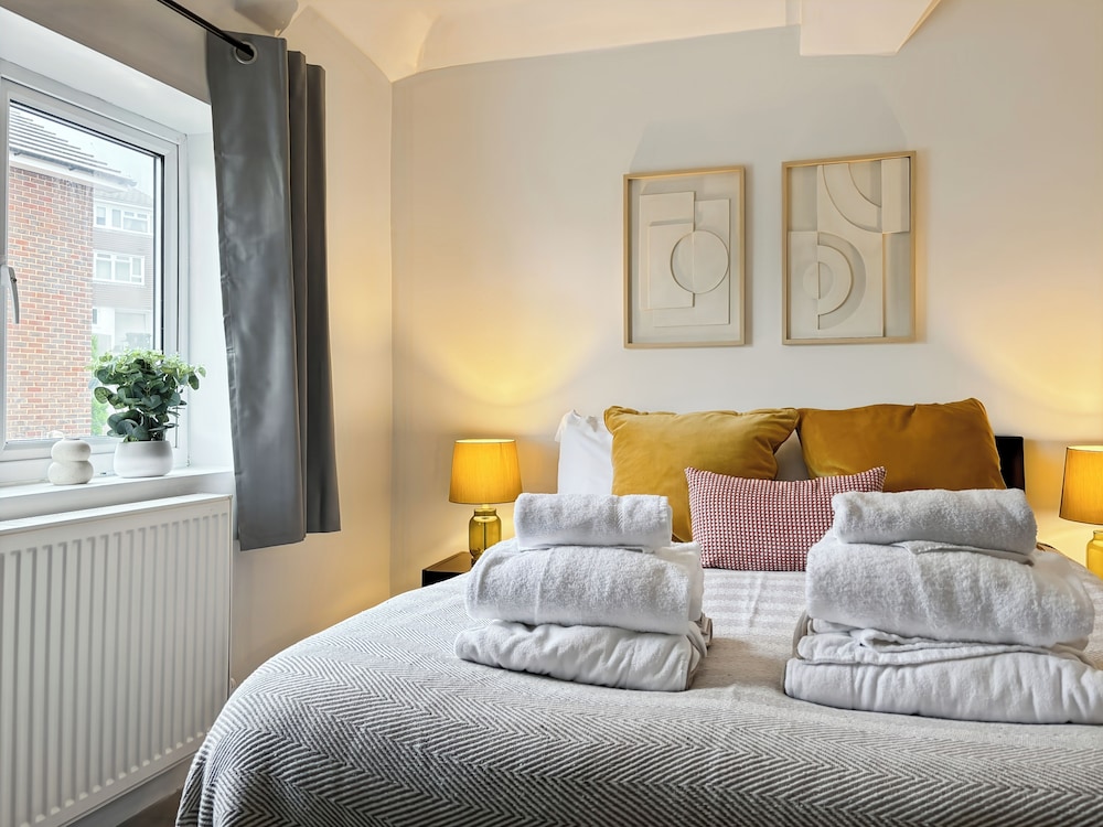 Family Holiday Home With Hot Tub & Sauna Sleeps 8