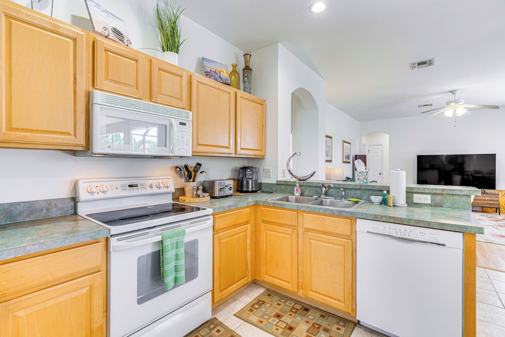 6 Mi to Fort Myers Beach: Lakefront Home w/ Pool