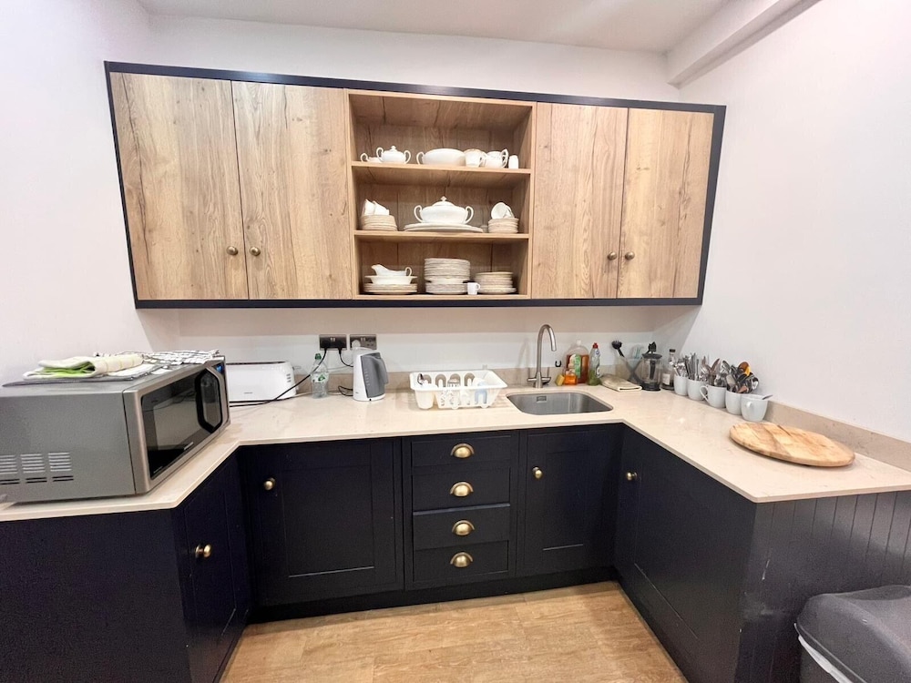 Spacious 6 Bedroom Retreat in Milford Haven