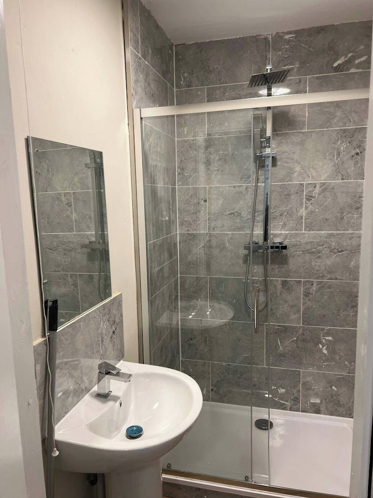 5 Bedroom Cosy Bloxwich Stay - Wifi & Free Parking
