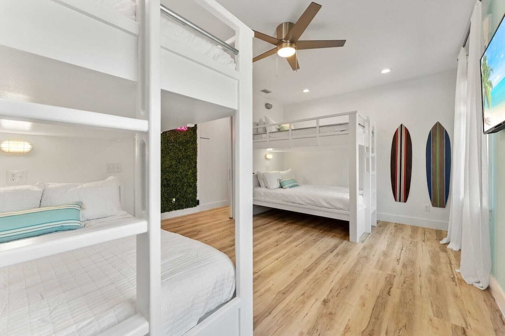 Chic Shack by Avantstay Private Pool, Walk to Beach, Sleeps 13!