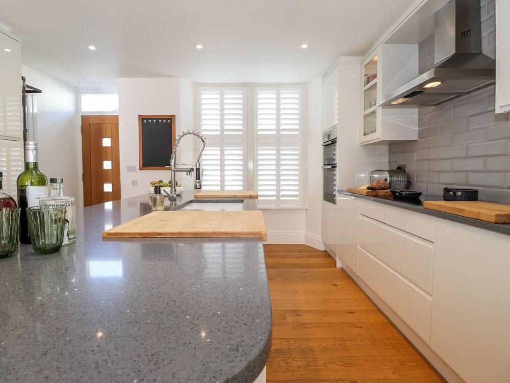 2 Alexandra Road