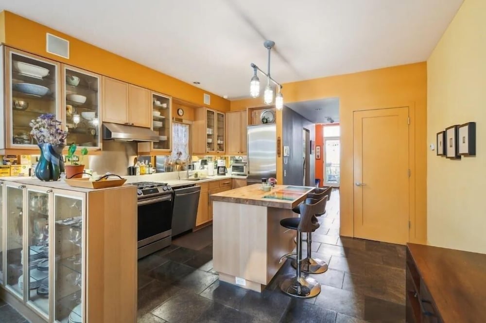 Surprisingly Unique 2br Urban Oasis W/ Sauna In Ny 2 Bedroom Home