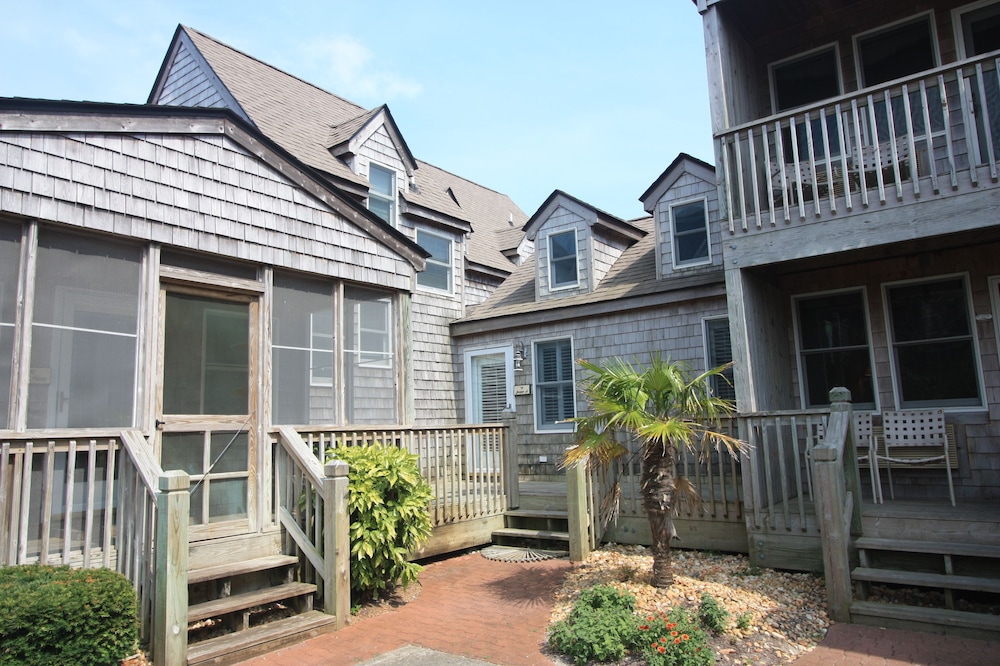 Courtyard Villas on Silver Lake Harbor