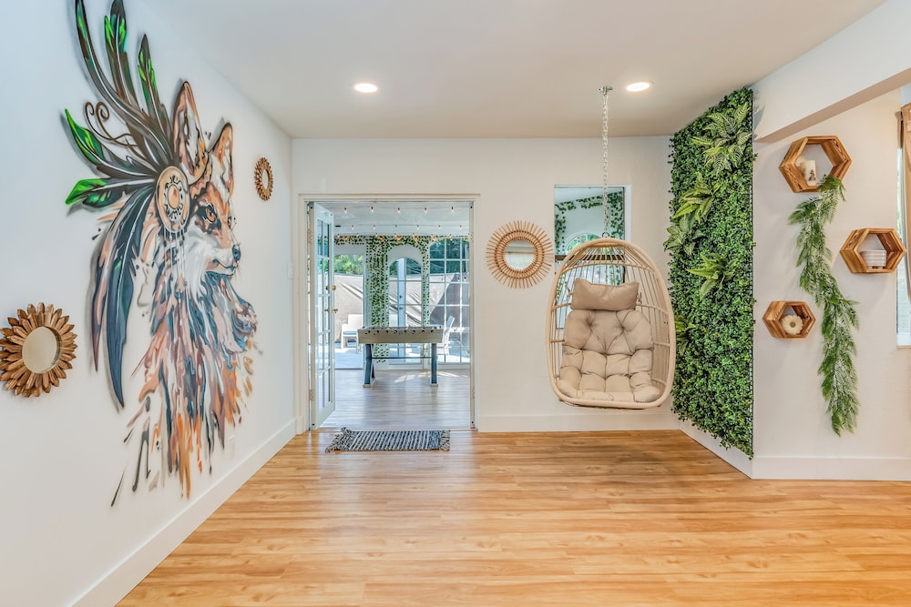Fox Garden Home Near Downtown & Beach - Image 5