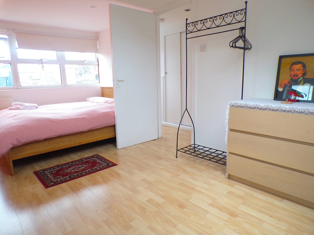 The Orange Housesleeps8-parking-pets&familyok-ac