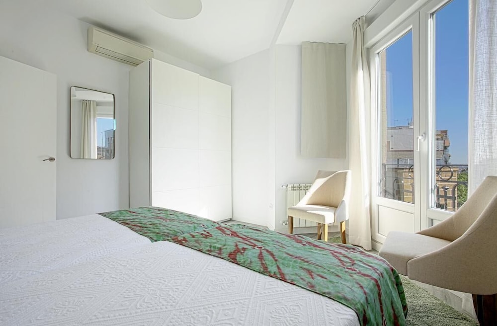 The Best Location, 8pax, 3BD & 2Bth, Reina Sofia II view 5