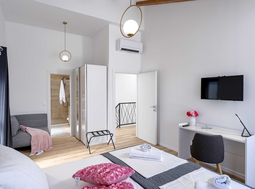 Sunlit Shores Beach Villa With Pool, Gym and Sauna