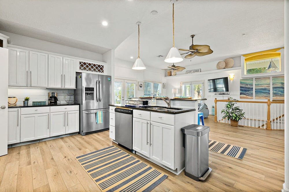 Perfect Beach House 2min Walk With Heated Pool and Hot Tub 4 bed 3 Bath With Pet Friendly