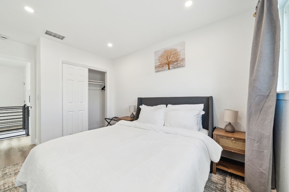 Cozy Home With Hot Tub Family-friendly Yard 5 Bedroom Home