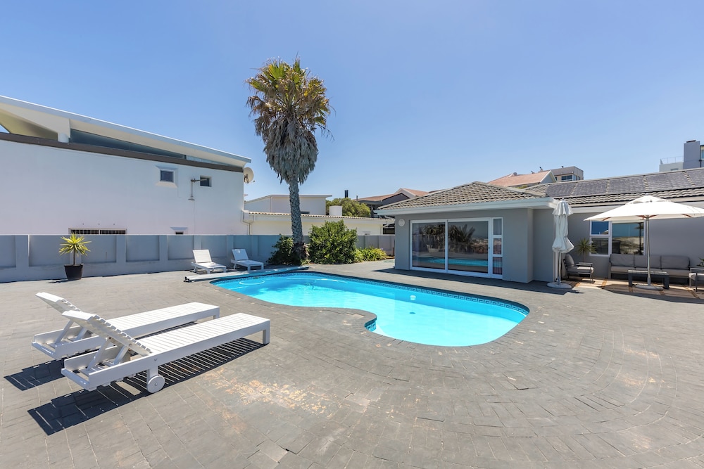 Beachfront, Private Pool, Pizza Oven, Pool Table, Fast Internet, Family Friendly