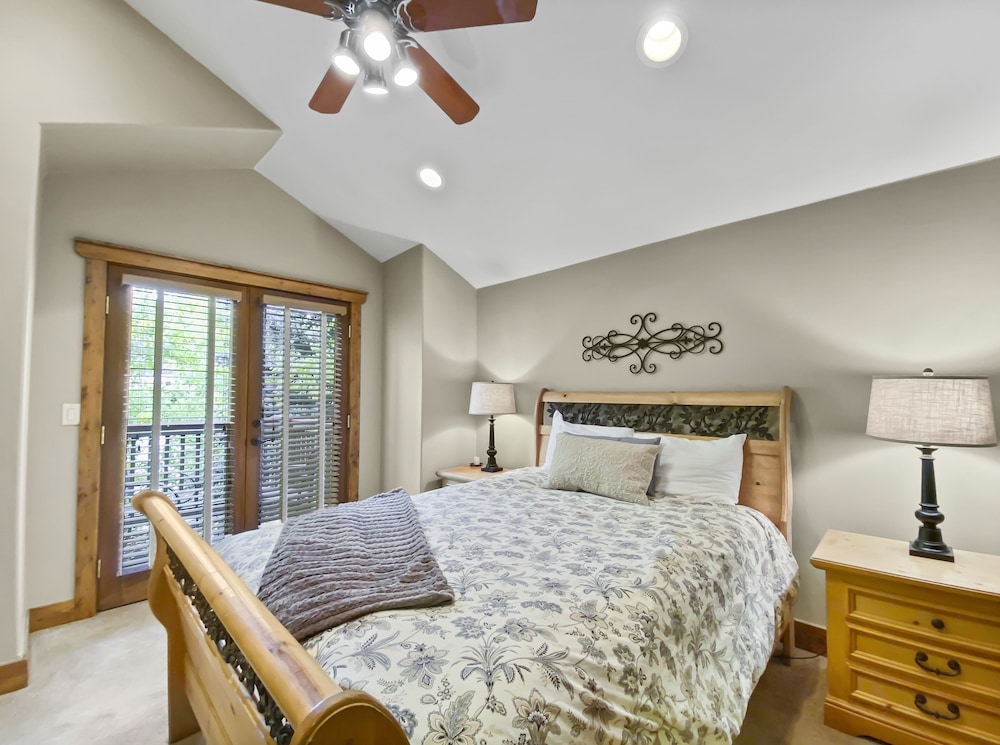 Ridge Street Chalet B 2 Bedroom Townhouse by RedAwning view 3
