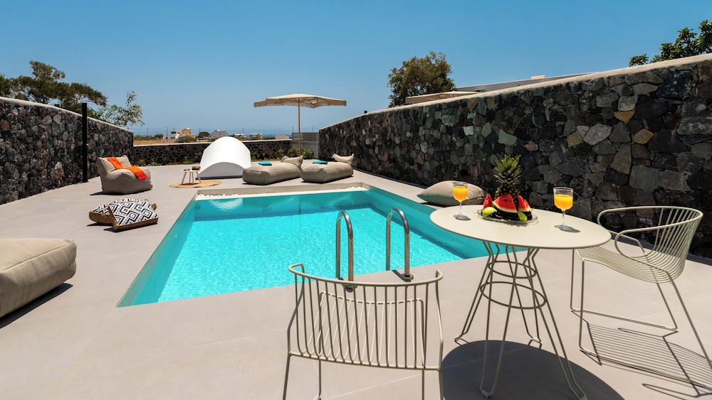 MODERN DOME HOMES OF SANTORINI
