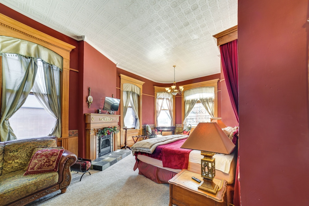 Downtown Yankton Suite: Walk to Restaurants!