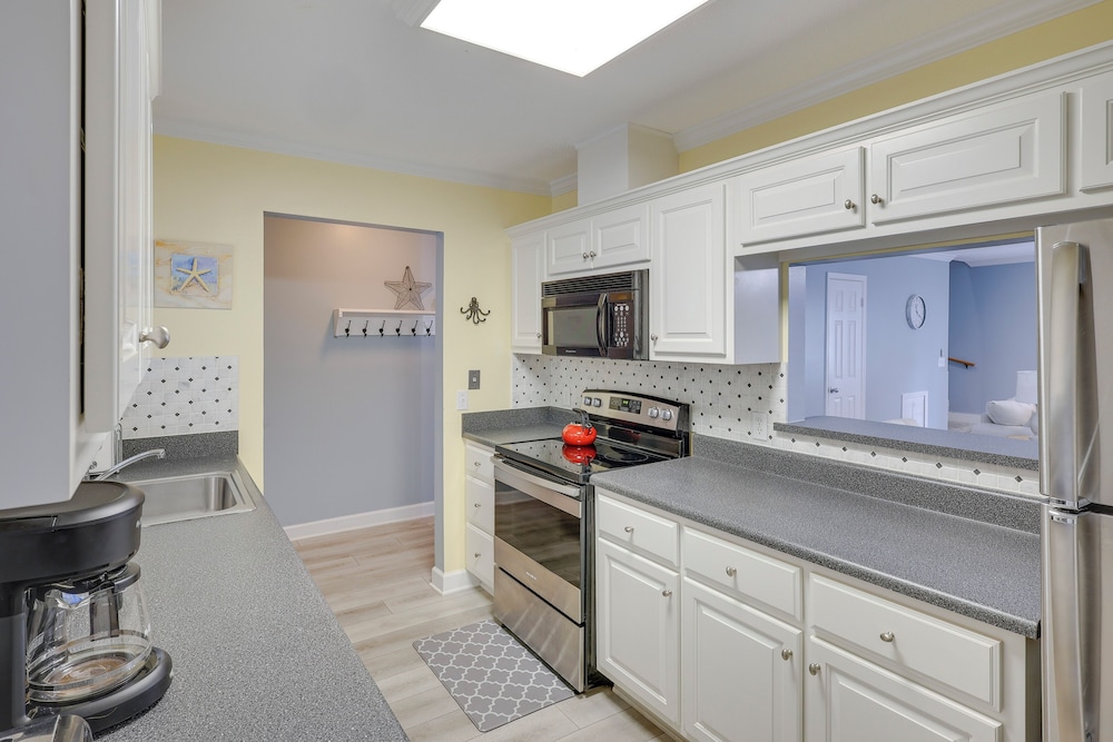 3 Mi to St Simons Beach: Gem w/ Pool Access & Deck