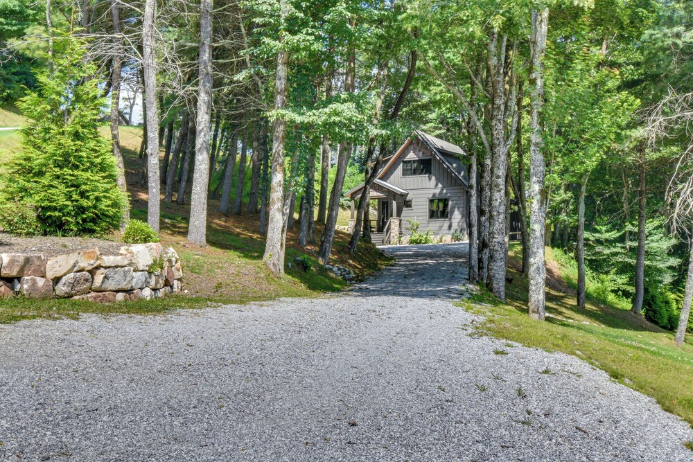 Home 6 Mi to Ski Sapphire Valley: Bring Your Pups! view 4