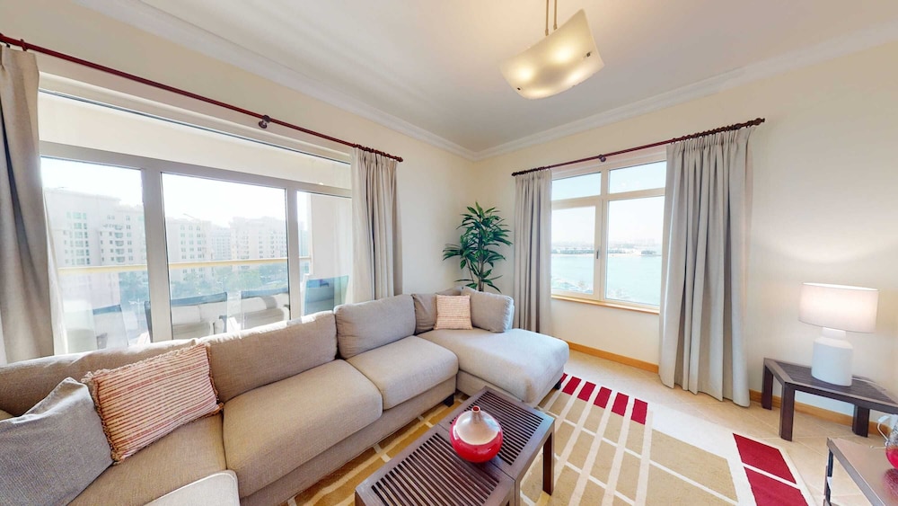 Al Dabas Beach Views 3BD Sleeps 6 Beachfront Beach Pool Access