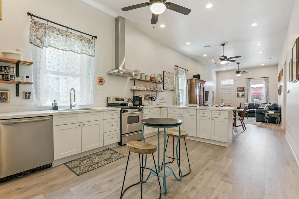 New Orleans Vacations - Renovated Historic 4BR House Near Magazine St Uptown - Property Image 23