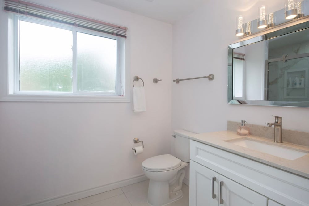 Cozy 4BR Retreat in Quinte West BBQ Backyard