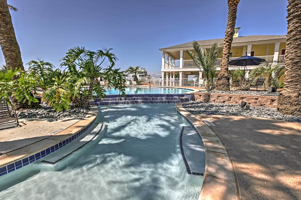 Walk to Beach: Condo w/ Bay View in Galveston