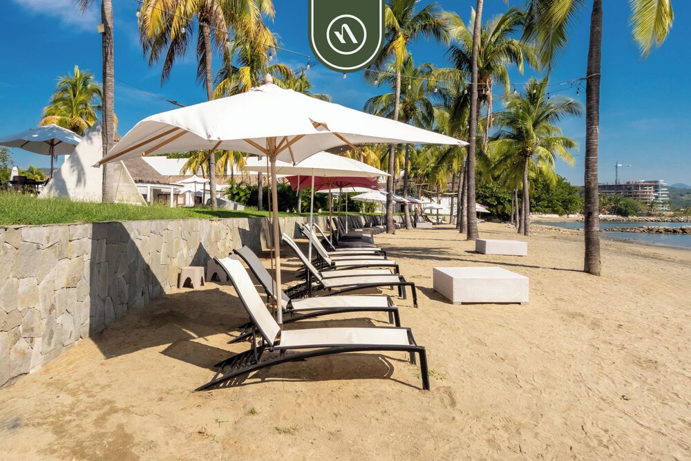 Oceanfront 3BR Condo With Beach Club - Pool