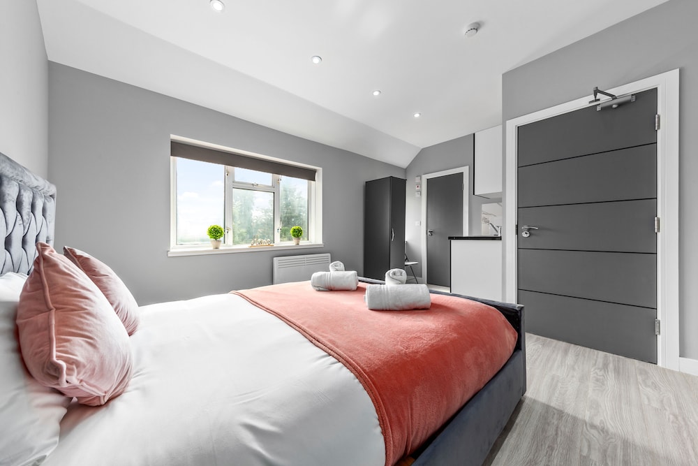 Spacious Ensuite Room Feltham Heathrow London Tw13 view 3