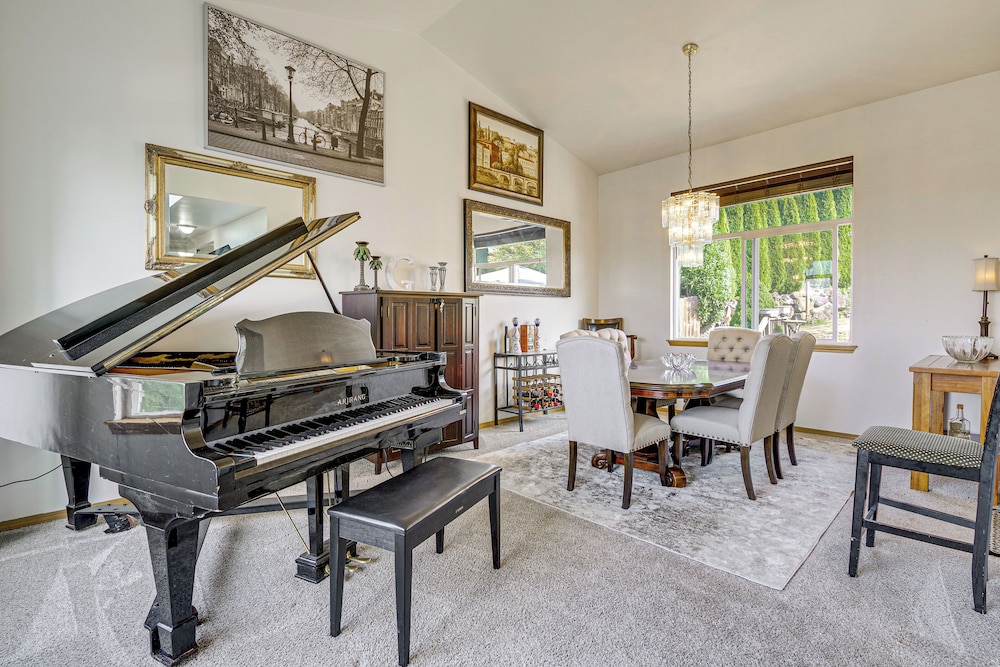 Spacious Yard & Deck: Home 8 Mi to Puget Sound!