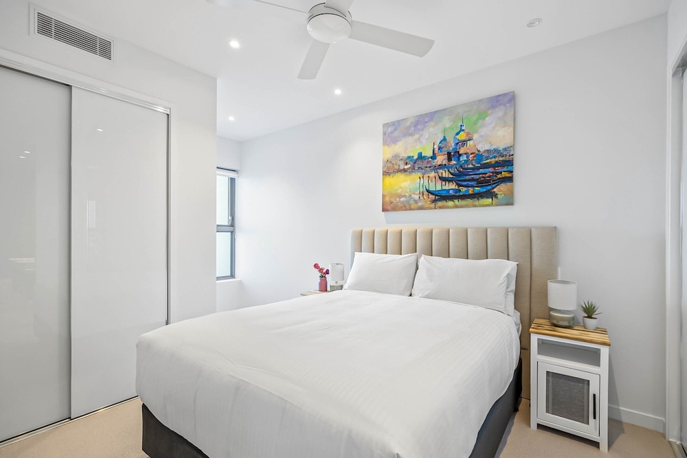 Waterfront 2-bed Oasis - Pool, Steam, Jacuzzi, Gym