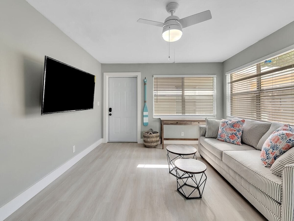 The Shell on Walnut 1br/1bath Hollywood Beach Free Parking