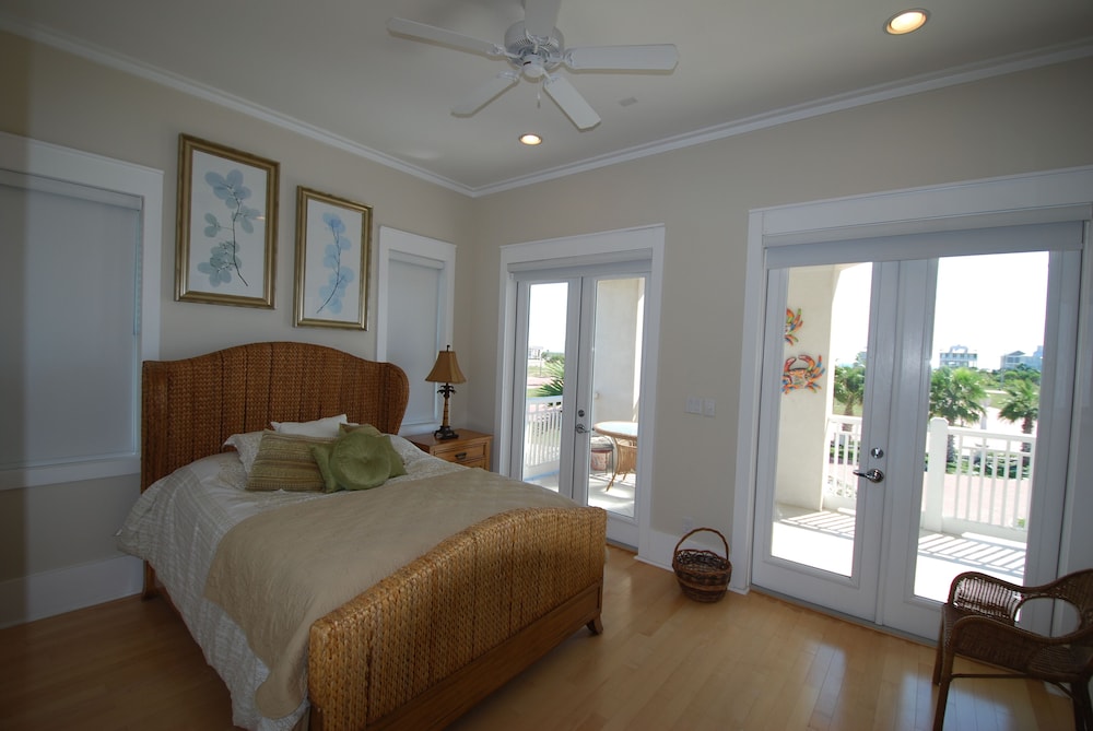 Kokopelli - Bay Front / Marina Front 3 Bedroom Townhouse by RedAwning