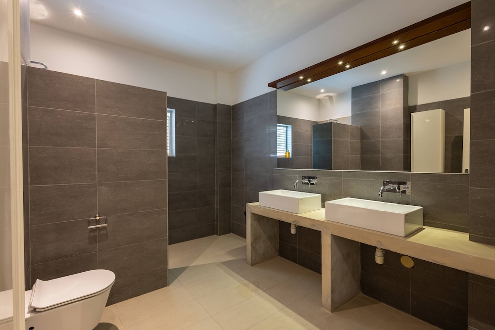 Villa Azure Vista 6BR Luxury Stay w 2 Pools