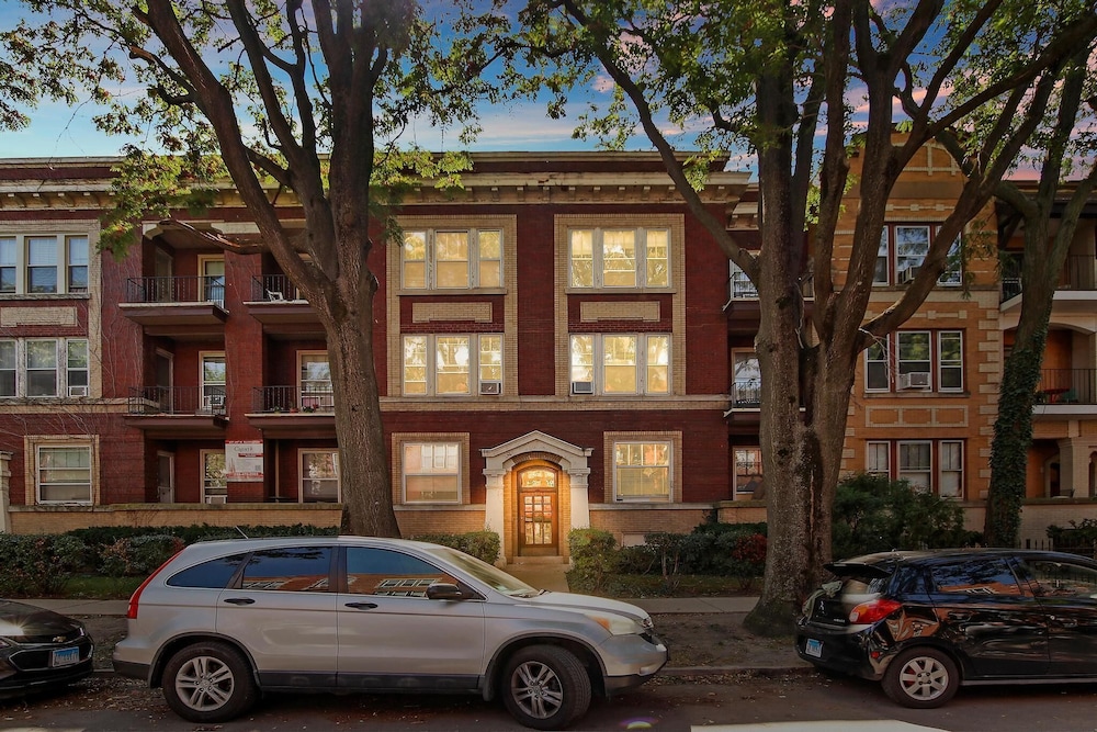 Feel at Home 2BR Apt - Buckingham 3