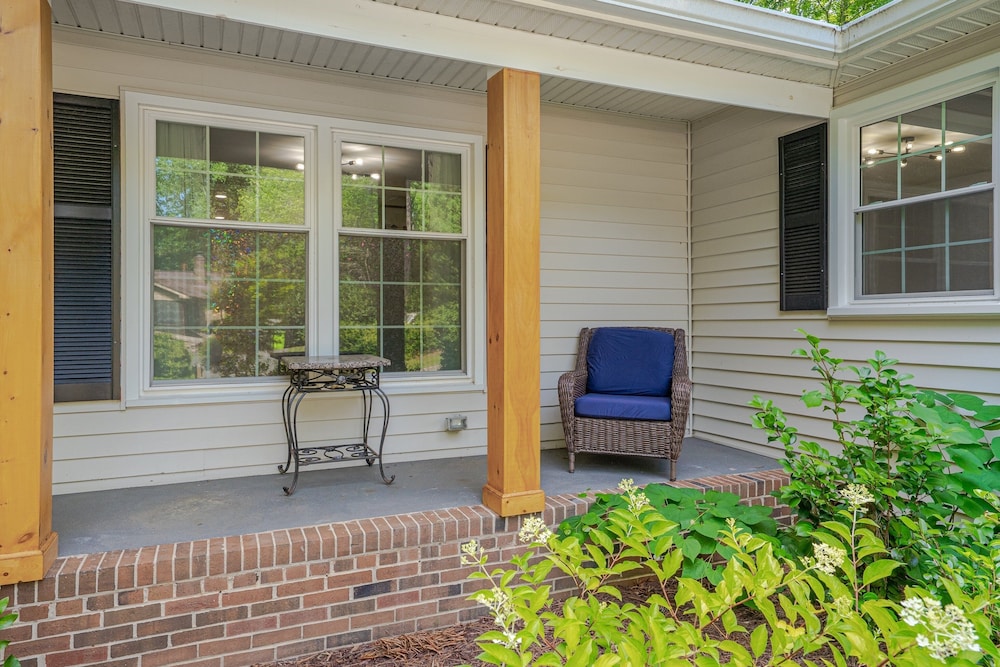Relaxing Retreat Near North Hills & Downtown 3 Bedroom Home